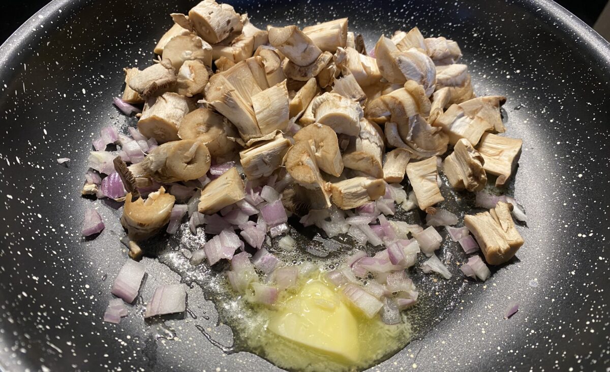 Ravioles de champignons, crème et huile de truffe : La photo est une représentation de l'étape 6