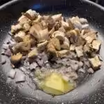 Ravioli with mushrooms, cream, and truffle oil : La photo est une représentation de l'étape 6