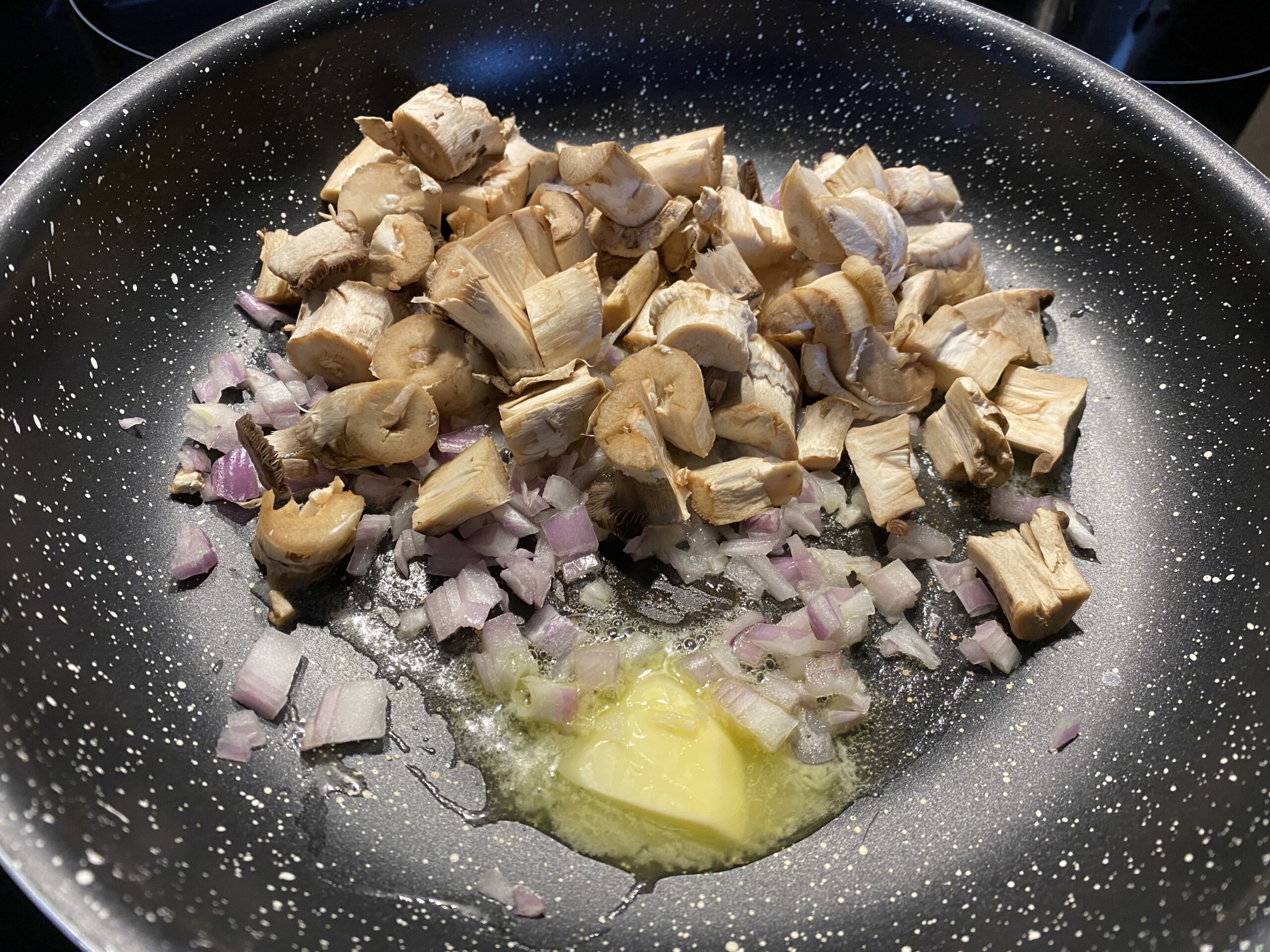 Ravioli with mushrooms, cream, and truffle oil : La photo est une représentation de l'étape 6