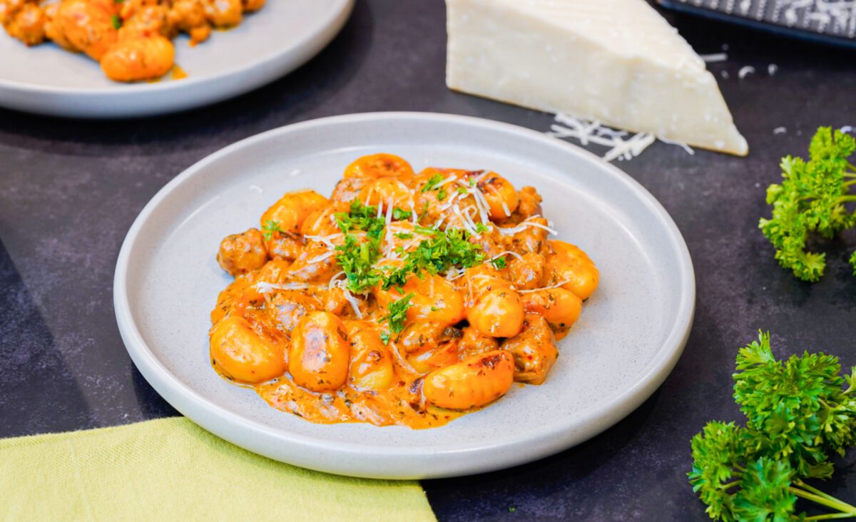 La photo représente la recette : Gnocchis aux saucisses italiennes et sauce crémeuse épicée
