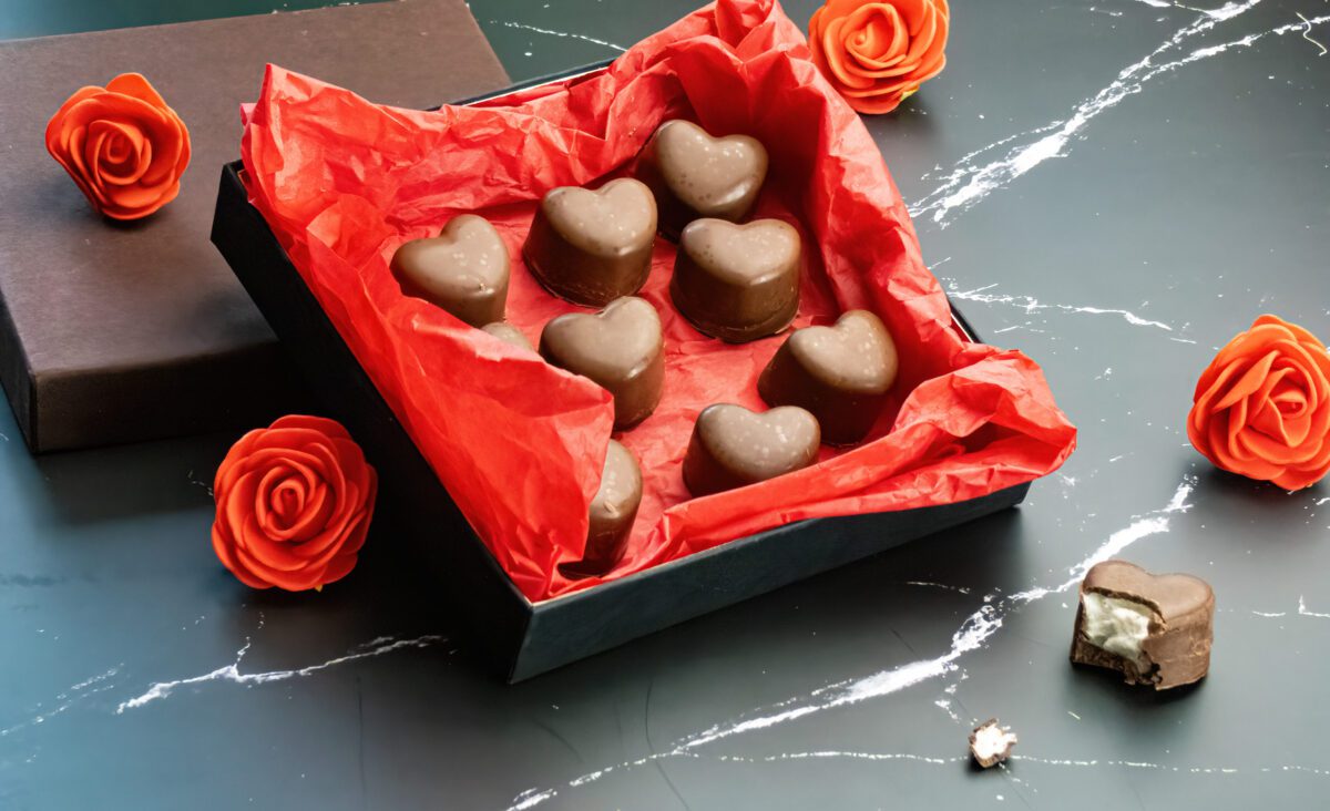 La photo représente la recette : Bonbons au chocolat et guimauve en forme de cœur