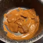 Bonbons au chocolat et guimauve en forme de cœur : La photo est une représentation de l'étape 1