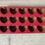 Bonbons au chocolat et guimauve en forme de cœur: The image is a representative of the step 3