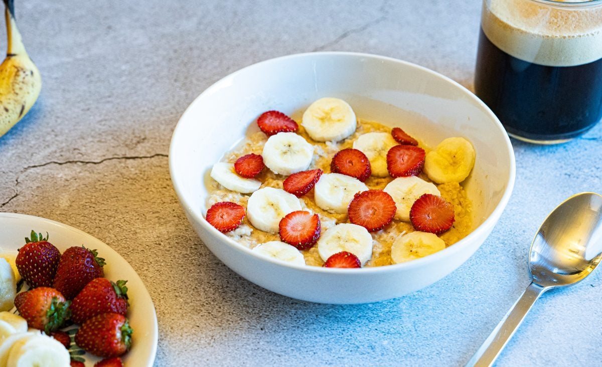 La photo représente la recette : Gruau à la banane, fraises, graines de Chia, beurre d'arachide et sirop d'érable