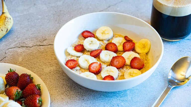 La photo représente la recette : Gruau à la banane, fraises, graines de Chia, beurre d'arachide et sirop d'érable