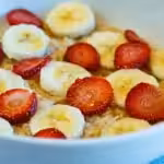 Gruau à la banane, fraises, graines de Chia, beurre d'arachide et sirop d'érable : La photo est une représentation de l'étape 3