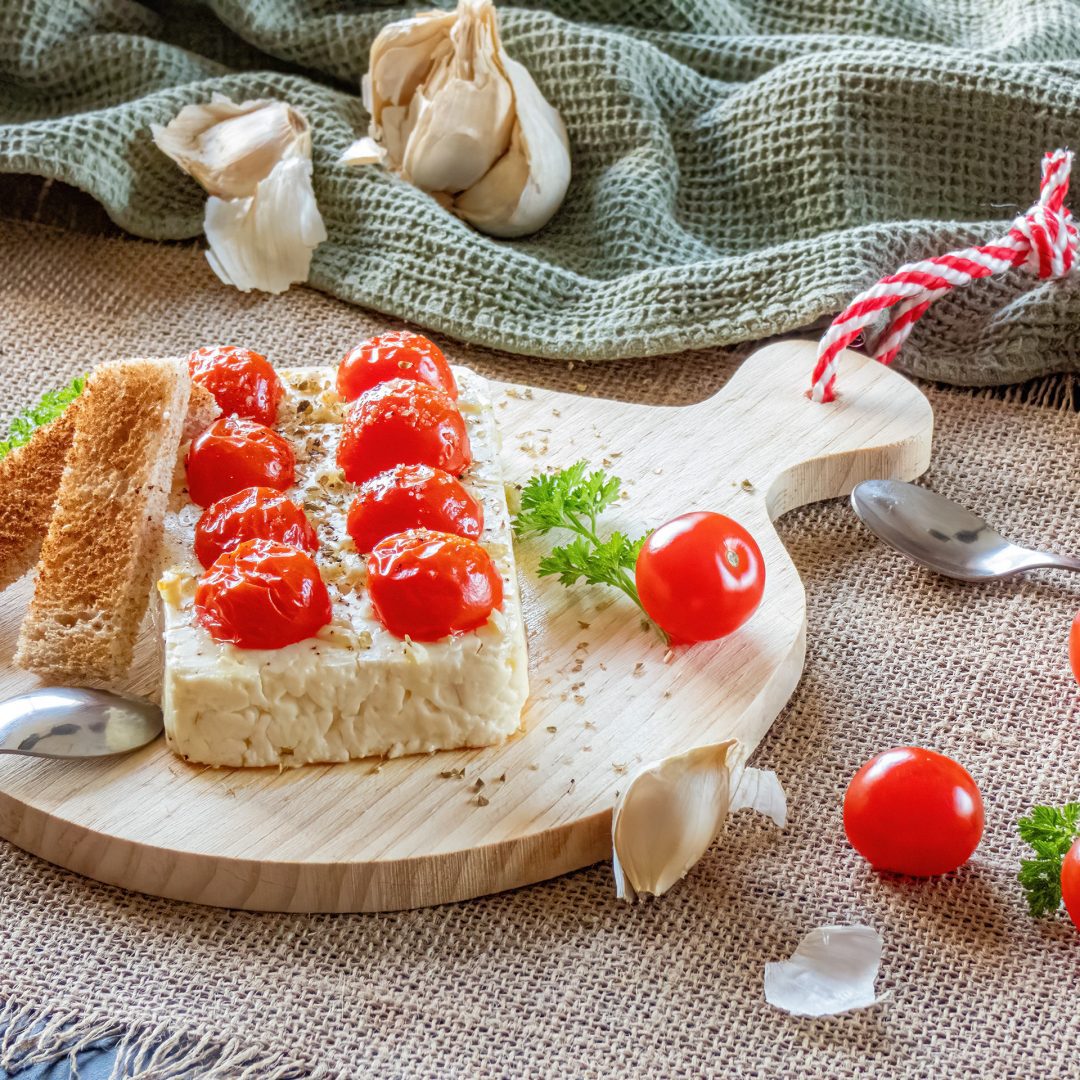 La photo représente la recette : Roasted Feta with Garlic and Cherry Tomatoes: Perfect Appetizer Recipe