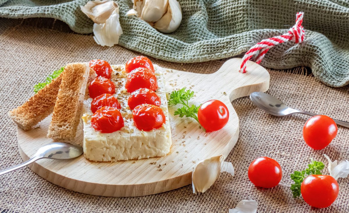 La photo représente la recette : Fêta rôti à l'ail et tomates cerise (idéal pour l'apéritif)