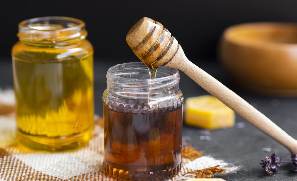 La photo représente l'article de lecture culinaire : Le miel : histoire, bienfaits, production, variétés et utilisation en cuisine