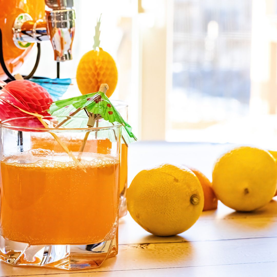 La photo représente la recette : Jus pétillant orange, citron et grenadine (Mocktail pour enfant)