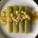 Leeks Vinaigrette with Eggs : La photo est une représentation de l'étape 11