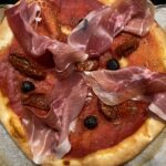 Pizza au barbecue, jambon de pays et roquette : La photo est une représentation de l'étape 6