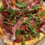 Pizza au barbecue, jambon de pays et roquette : La photo est une représentation de l'étape 7