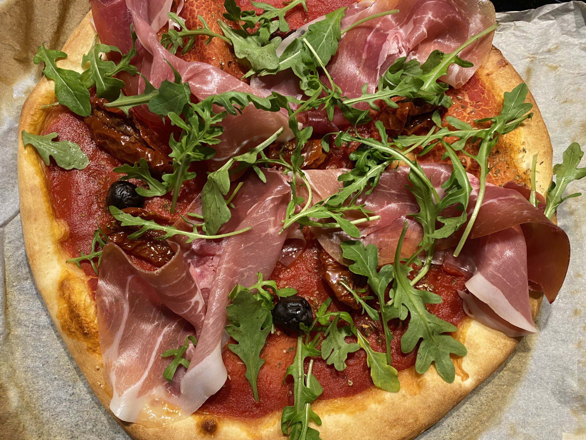 Barbecue pizza with prosciutto and arugula : La photo est une représentation de l'étape 7