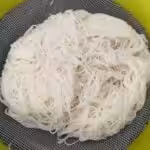 Rouleaux de printemps aux crevettes : La photo est une représentation de l'étape 1