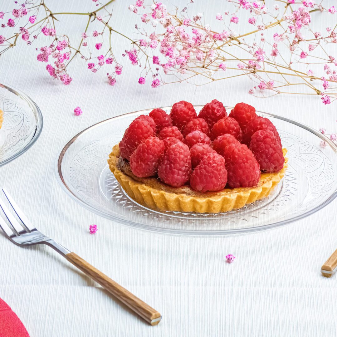 La photo représente la recette : Raspberry and Cream Cheese Tartlets (Cheesecake Style)