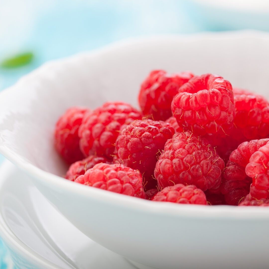 La photo représente l'article de lecture culinaire : Discover the Secrets of Raspberries: Origin, Varieties, and Recipes
