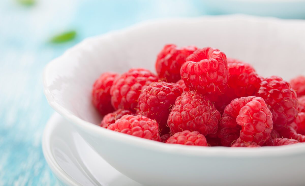 La photo représente l'article de lecture culinaire : Discover the Secrets of Raspberries: Origin, Varieties, and Recipes