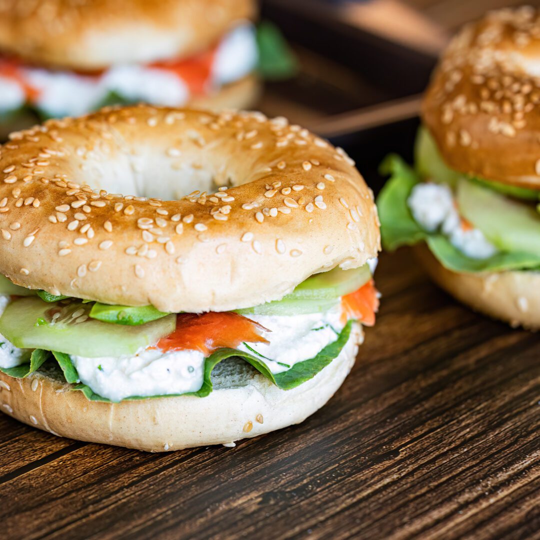 La photo représente la recette : Bagels à la ricotta citronnée, saumon fumé et avocat