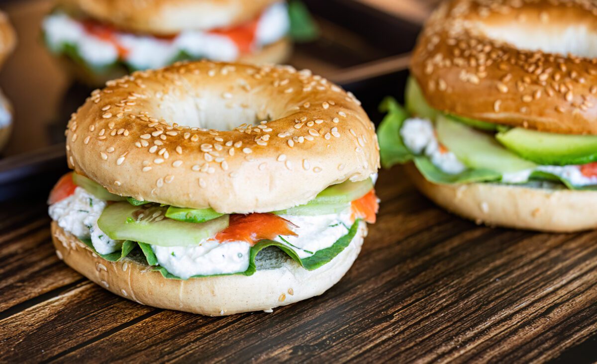 Bagels à la ricotta citronnée, saumon fumé et avocat