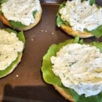 Bagels à la ricotta citronnée, saumon fumé et avocat : La photo est une représentation de l'étape 5