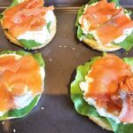 Lemony Ricotta, Smoked Salmon, and Avocado Bagels : La photo est une représentation de l'étape 6