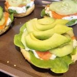 Bagels à la ricotta citronnée, saumon fumé et avocat : La photo est une représentation de l'étape 8