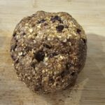 No-bake almond butter and dark chocolate energy balls : La photo est une représentation de l'étape 3