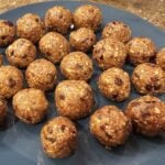 No-bake almond butter and dark chocolate energy balls : La photo est une représentation de l'étape 4