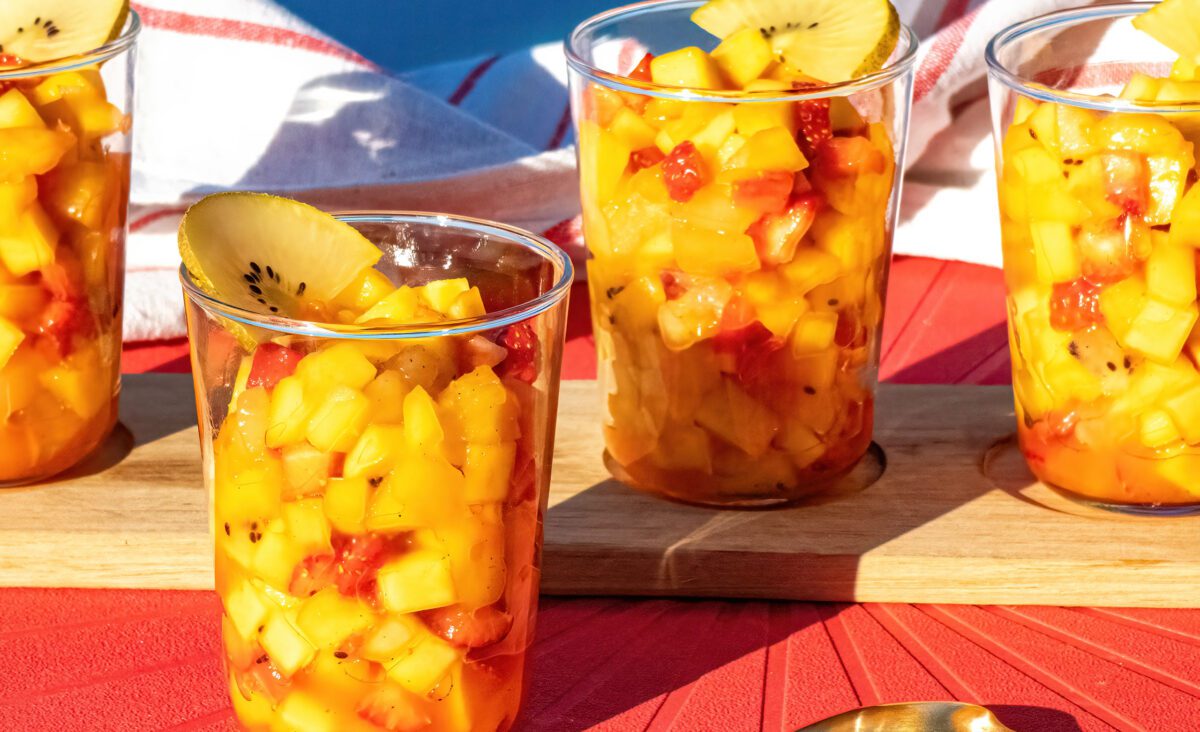 La photo représente la recette : Salade de fruits fraîche et colorée : mangue, pêche, kiwi et fraise