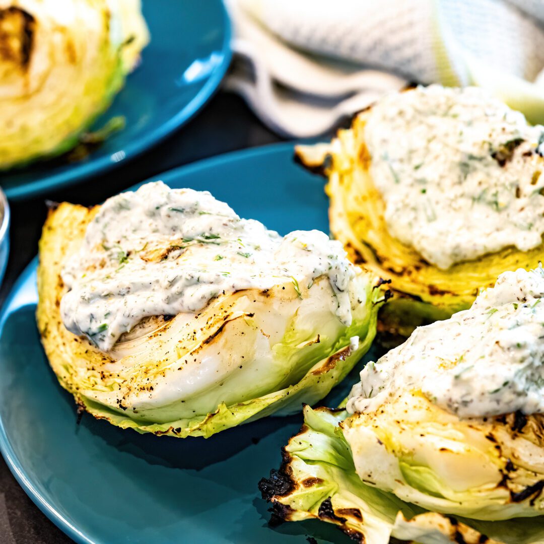 La photo représente la recette : BBQ Grilled Cabbage with Homemade Ranch Dressing