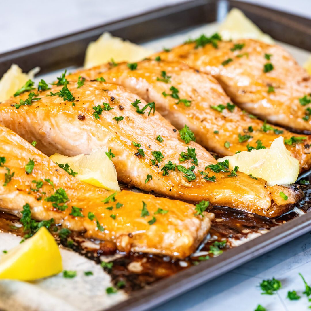 La photo représente la recette : Filets de saumon glacés au sirop d'érable