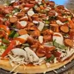 Pizza maison à la sauce BBQ, champignons de Paris et merguez : La photo est une représentation de l'étape 5
