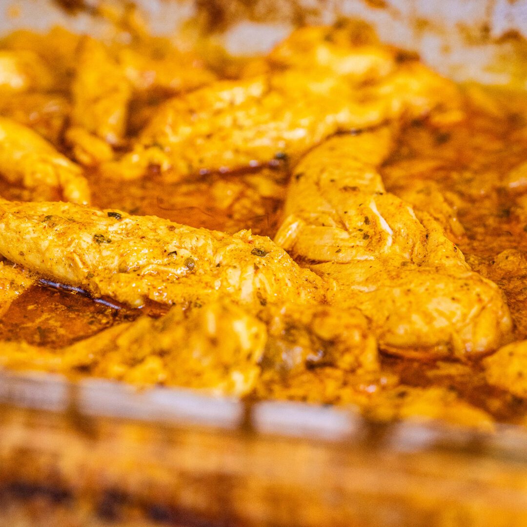 La photo représente la recette : Aiguillettes de poulet marinées aux épices et yaourt au four