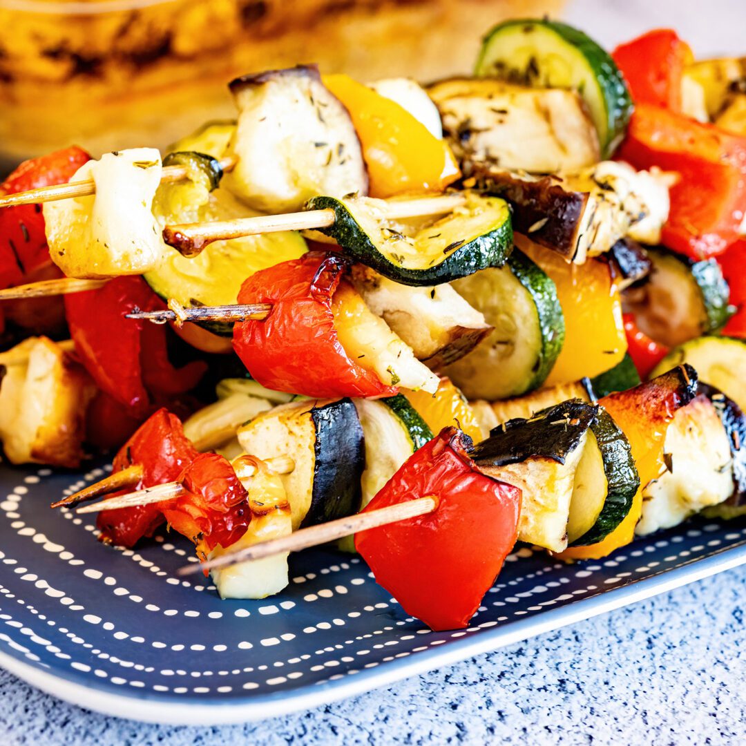 La photo représente la recette : Brochettes de légumes et Halloumi, marinées au thym et sirop d'érable : Cuisson au four