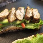 Cajun Chicken Club Sandwich : La photo est une représentation de l'étape 4