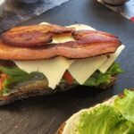 Cajun Chicken Club Sandwich : La photo est une représentation de l'étape 6