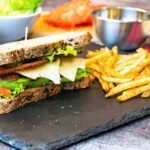 Club sandwich au poulet cajun : La photo est une représentation de l'étape 7