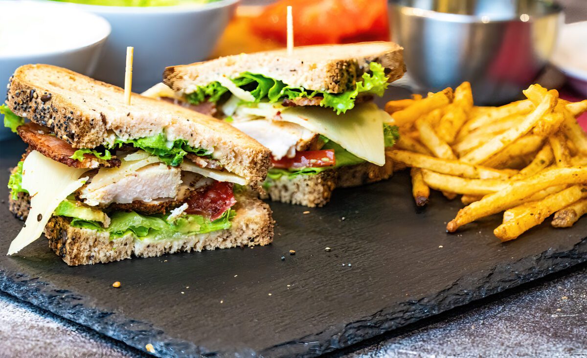 Club sandwich au poulet cajun