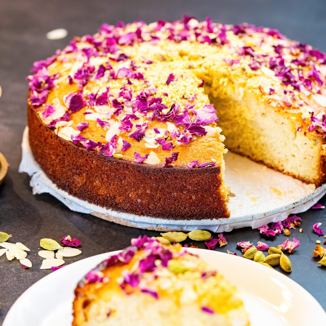 La photo représente la recette : Gâteau moelleux aux amandes, rose et cardamome