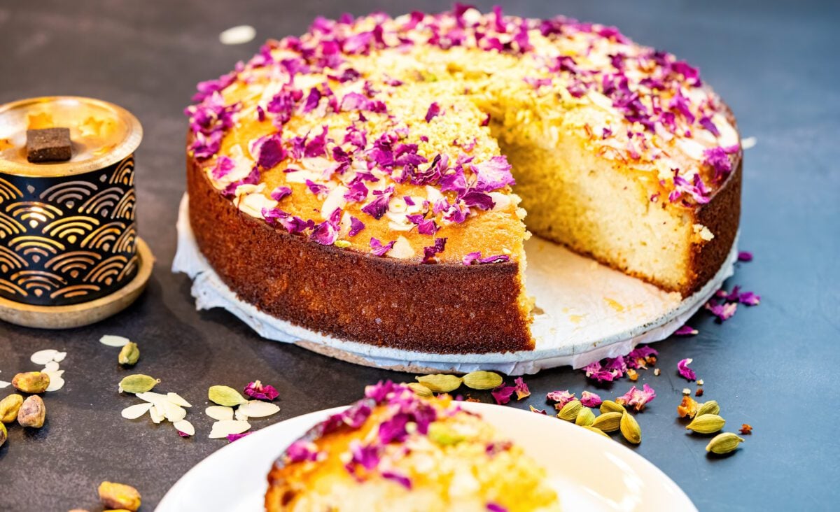 Gâteau moelleux aux amandes, rose et cardamome