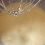 Gâteau moelleux aux amandes, rose et cardamome : La photo est une représentation de l'étape 4