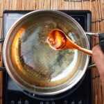 Gâteau moelleux aux amandes, rose et cardamome : La photo est une représentation de l'étape 9