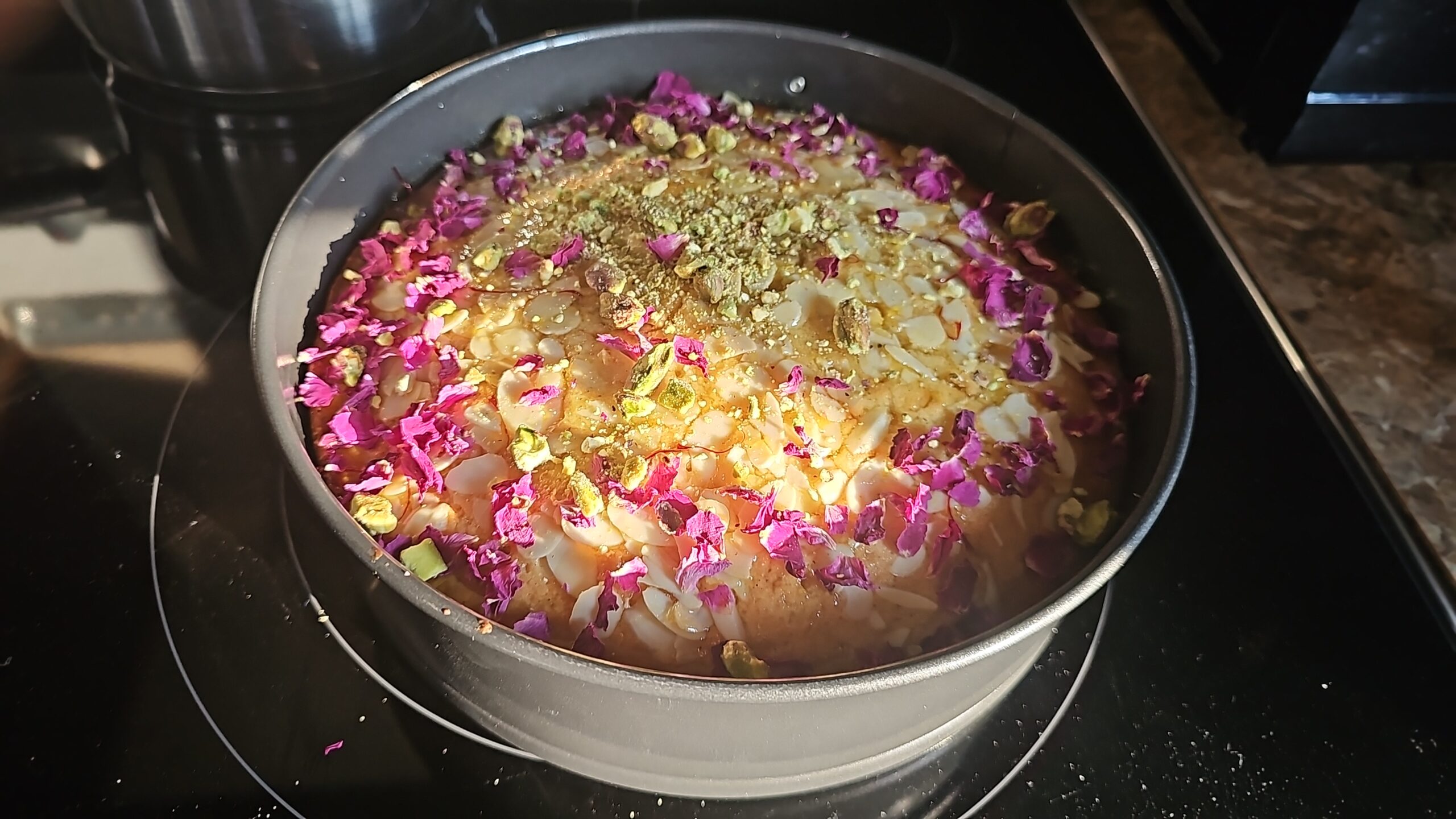 Soft almond cake with rose and cardamom : La photo est une représentation de l'étape 10