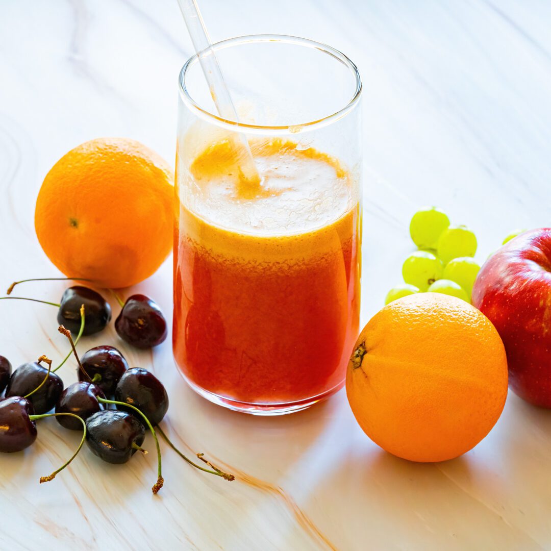 La photo représente la recette : Fresh Fruit Juice: Orange, Apple, Grape, and Cherry