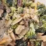 Crunchy broccoli, apple, avocado, and bacon salad: Creamy maple-lemon dressing : La photo est une représentation de l'étape 7