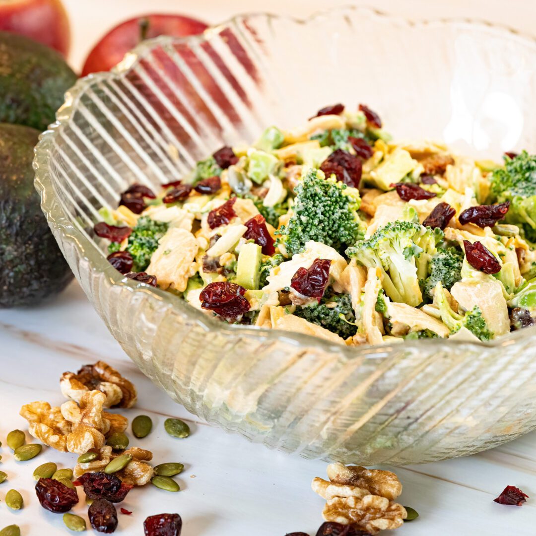 La photo représente la recette : Crunchy broccoli, apple, avocado, and bacon salad: Creamy maple-lemon dressing