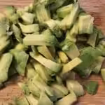 Crunchy broccoli, apple, avocado, and bacon salad: Creamy maple-lemon dressing : La photo est une représentation de l'étape 6
