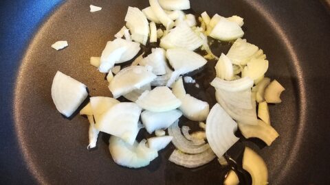 Courge spaghetti farcie au bœuf épicé crémeux : La photo est une représentation de l'étape 2