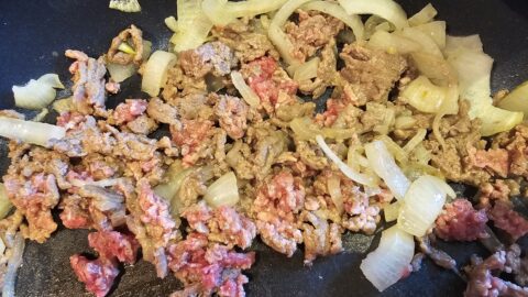 Courge spaghetti farcie au bœuf épicé crémeux : La photo est une représentation de l'étape 3